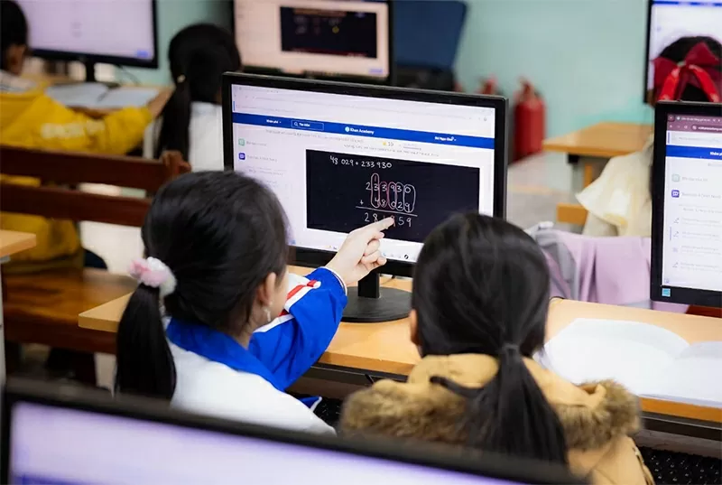 Khan Academy đang được ứng dụng rộng rãi tại các trường học trên toàn quốc. Khan Academy đang được ứng dụng rộng rãi tại các trường học trên toàn quốc.