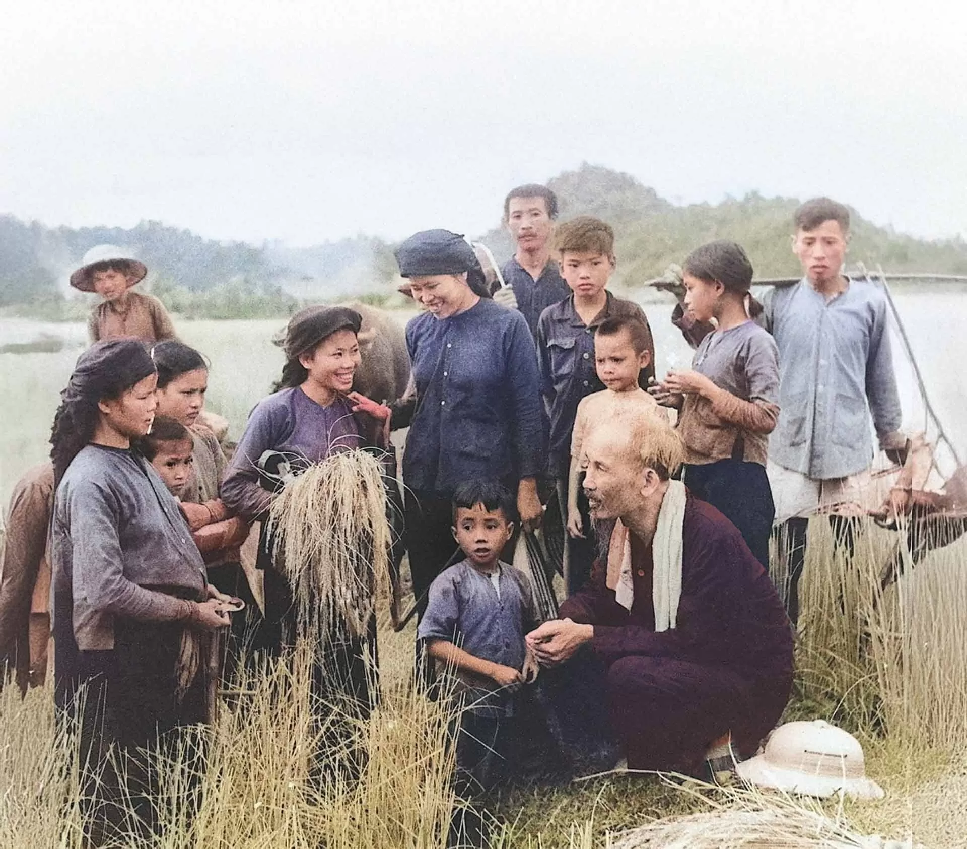 Đảng ta - Dân là gốc, vì hạnh phúc mà hy sinh Đảng ta - Dân là gốc, vì hạnh phúc mà hy sinh