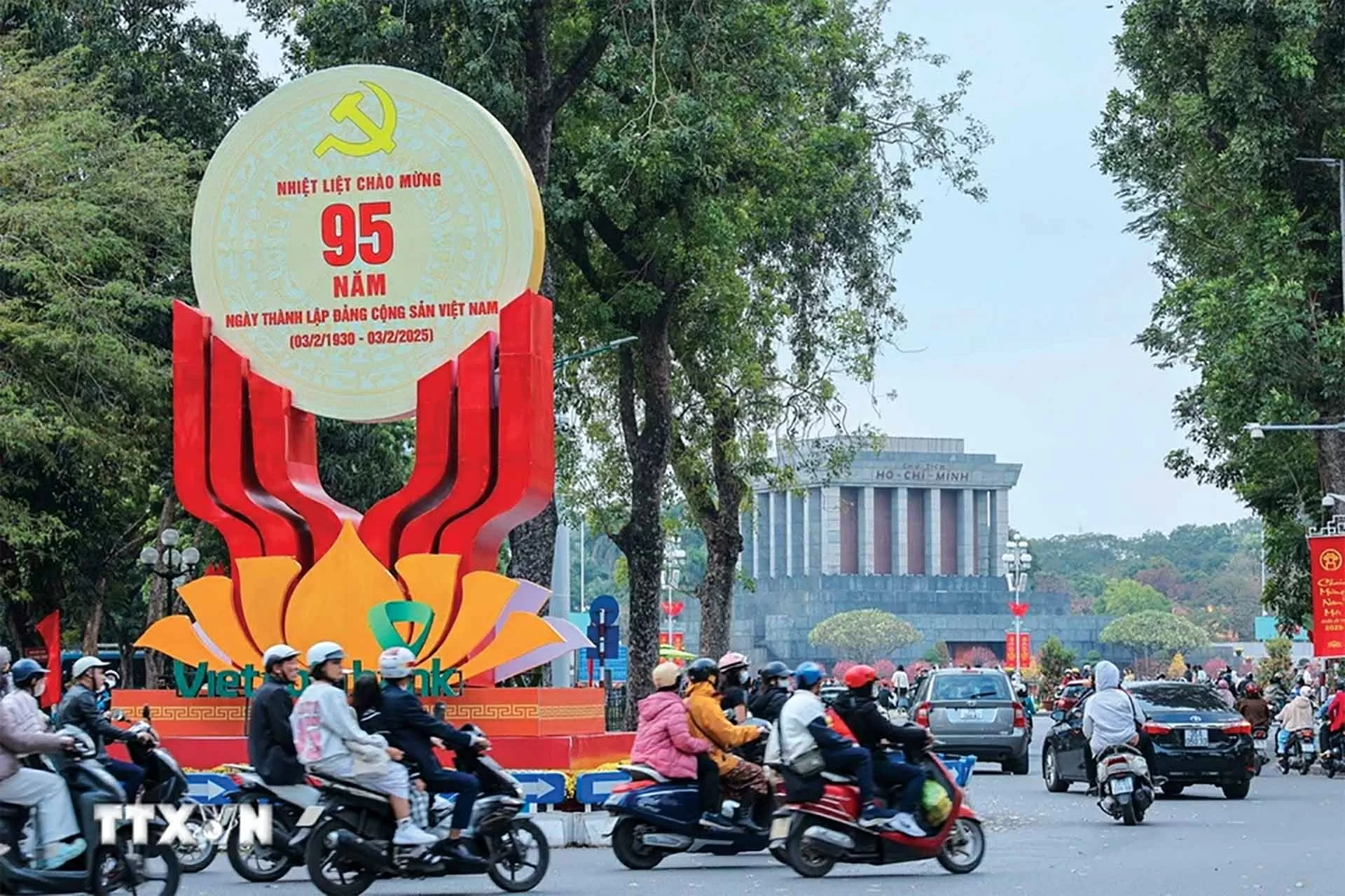 Đảng ta - Dân là gốc, vì hạnh phúc mà hy sinh Đảng ta - Dân là gốc, vì hạnh phúc mà hy sinh
