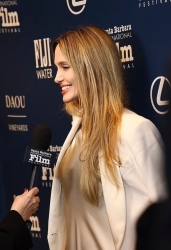 Angelina Jolie xinh đẹp, thần thái cuốn hút trên thảm đỏ Liên hoan phim Santa Barbara