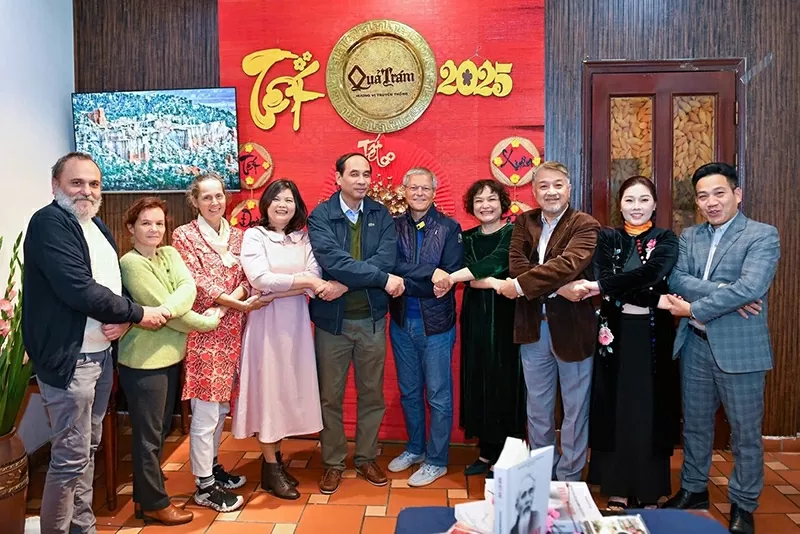 Nguyên Thủ tướng Romania cùng phu nhân, Viện sĩ Đào Thế Anh và một số thành viên trong buổi gặp gỡ thân mật. Nguyên Thủ tướng Romania cùng phu nhân, Viện sĩ Đào Thế Anh và một số thành viên trong buổi gặp gỡ thân mật.