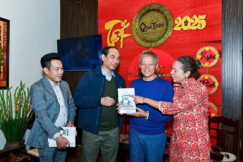 Viện sĩ Đào Thế Anh gặp gỡ thân mật nguyên Thủ tướng Romania