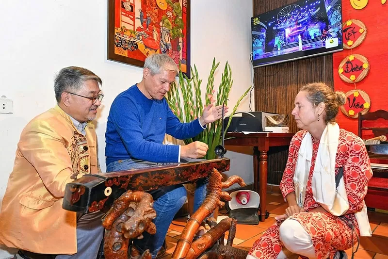 Nguyên Thủ tướng Romania và Phu nhân trực tiếp chơi một số nhạc cụ dân tộc Việt Nam. Nguyên Thủ tướng Romania và Phu nhân trực tiếp chơi một số nhạc cụ dân tộc Việt Nam.