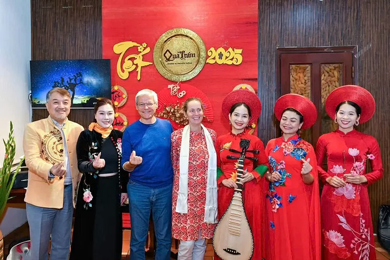 Viện sĩ Đào Thế Anh gặp gỡ thân mật nguyên Thủ tướng Romania