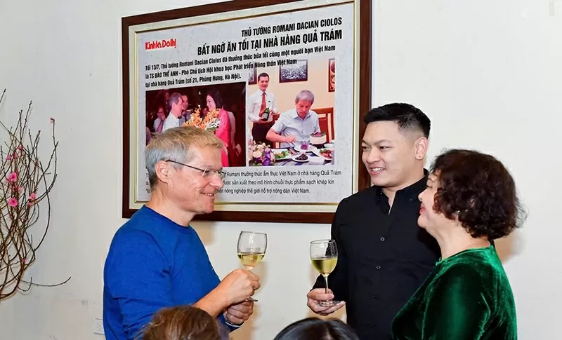 Bà Nguyễn Thị Thuỷ, chủ thương hiệu Nhà hàng Quả Trám ôn lại những kỷ niệm trong chuyến thăm Việt Nam năm 2016 của Thủ tướng Romania. Bà Nguyễn Thị Thuỷ, chủ thương hiệu Nhà hàng Quả Trám ôn lại những kỷ niệm trong chuyến thăm Việt Nam năm 2016 của Thủ tướng Romania.