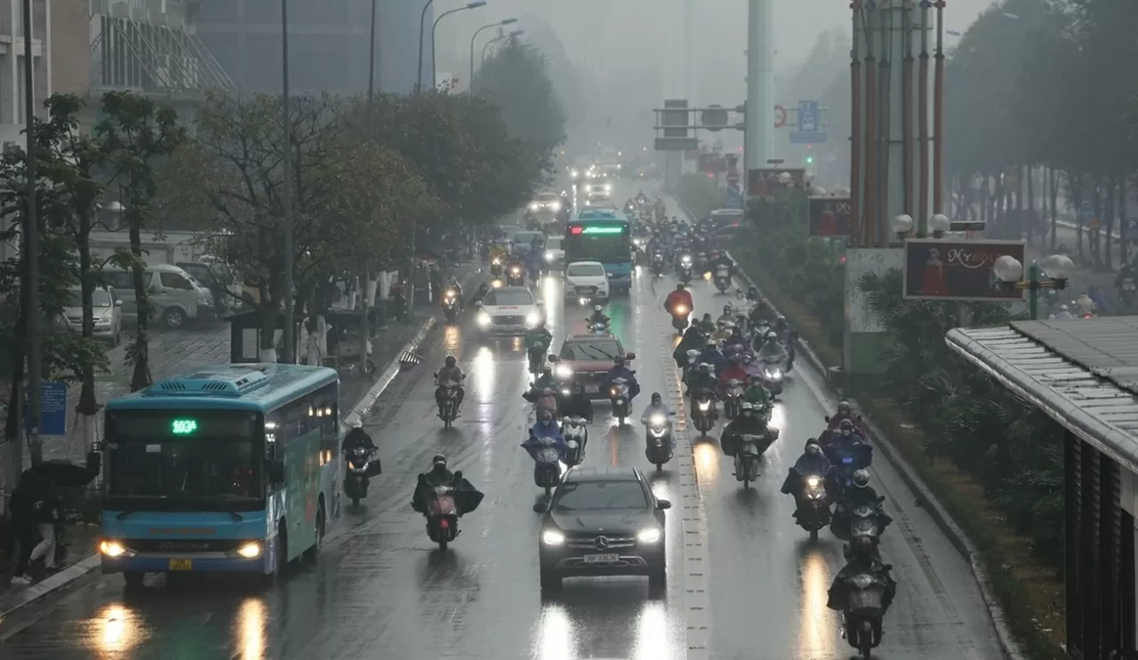 Cảnh sát giao thông hướng dẫn lái xe an toàn khi thời tiết nồm ẩm kéo dài Cảnh sát giao thông hướng dẫn lái xe an toàn khi thời tiết nồm ẩm kéo dài