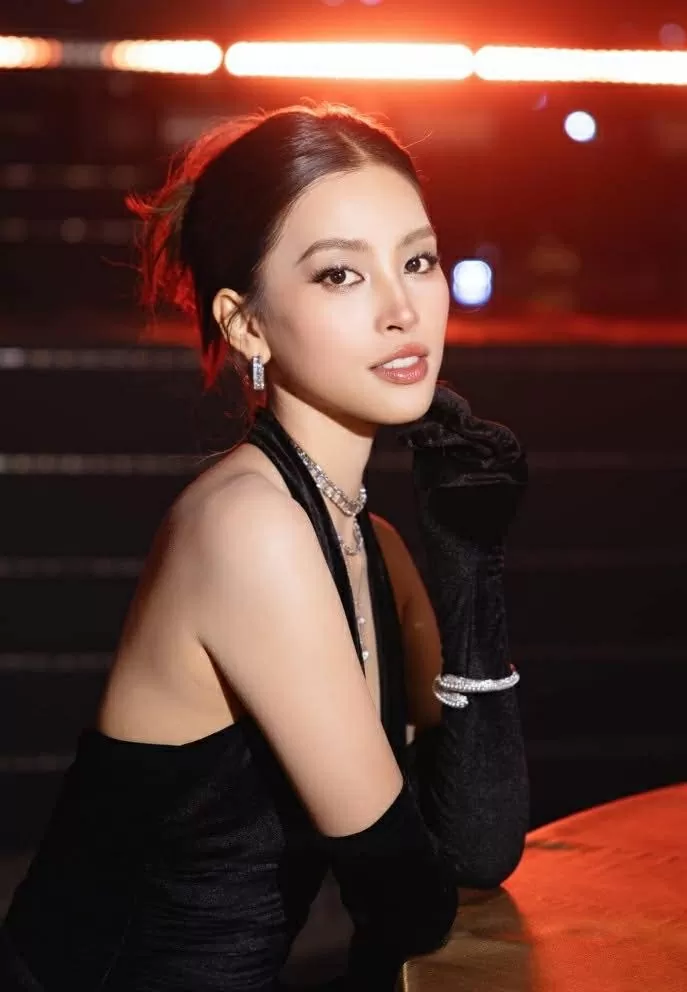 Hoa hậu Trần Tiểu Vy Ngắm sắc vóc 'không phải dạng vừa' của nữ chính Trần Tiểu Vy trong Bộ tứ báo thủ