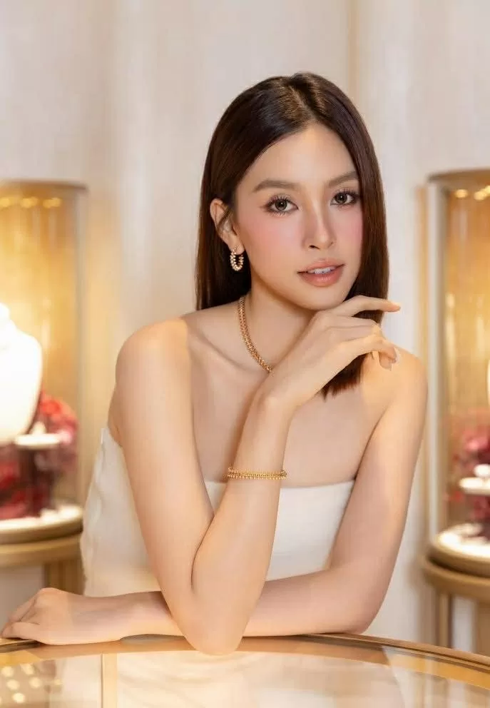 Hoa hậu Trần Tiểu Vy Ngắm sắc vóc 'không phải dạng vừa' của nữ chính Trần Tiểu Vy trong Bộ tứ báo thủ