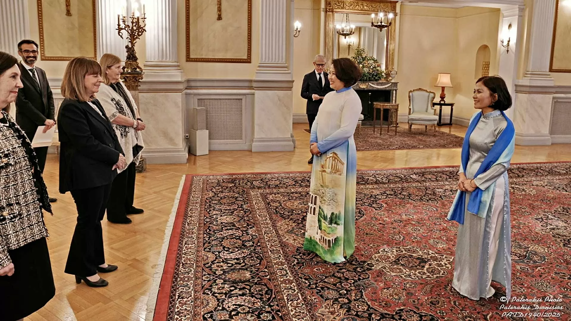 Đại sứ Phạm Thị Thu Hương trình Thư ủy nhiệm lên Tổng thống Hy Lạp Katerina Sakellaropoulou Đại sứ Phạm Thị Thu Hương trình Thư ủy nhiệm lên Tổng thống Hy Lạp Katerina Sakellaropoulou