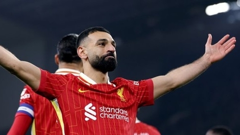 Salah giải hạn kiến tạo tại League Cup, sánh vai Gerrard