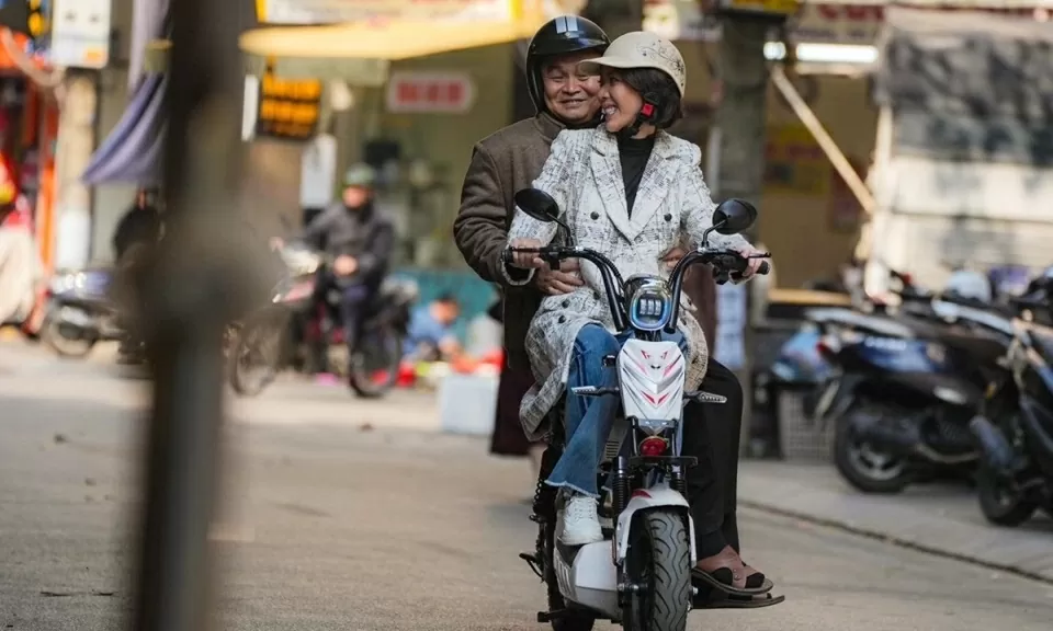 Nghệ sĩ Xuân Hinh giới thiệu vai diễn của Thu Trang là cô con dâu người miền Nam dễ thương của anh. Hai diễn viên lần đầu hợp tác, có nhiều cảnh diễn chung. Nghệ sĩ Xuân Hinh giới thiệu vai diễn của Thu Trang là cô con dâu người miền Nam dễ thương của anh. Hai diễn viên lần đầu hợp tác, có nhiều cảnh diễn chung.