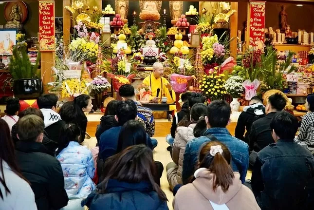 Không khí vui Tết cổ truyền ở chùa Đại Ân