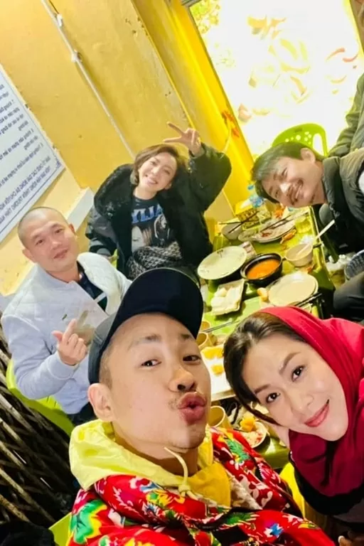 Nghệ sĩ hài Xuân Hinh kết hợp diễn viên Thu Trang trong dự án phim Tết 2026 Nghệ sĩ hài Xuân Hinh kết hợp diễn viên Thu Trang trong dự án phim Tết 2026