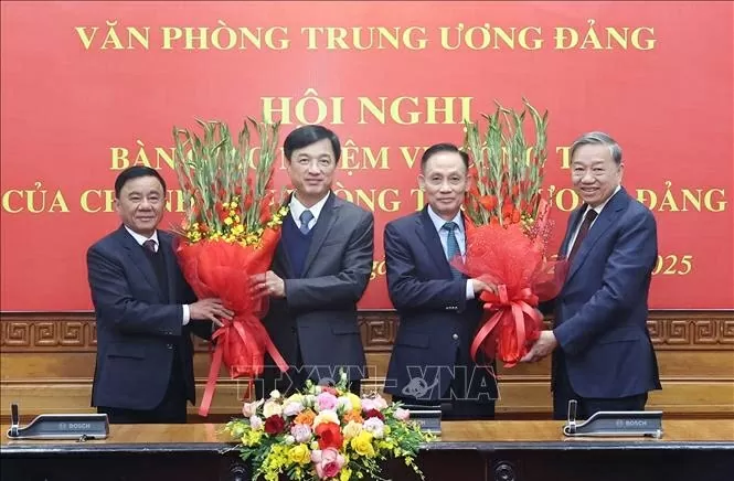 Tổng Bí thư Tô Lâm dự Hội nghị bàn giao nhiệm vụ công tác của Chánh Văn phòng Trung ương Đảng Tổng Bí thư Tô Lâm dự Hội nghị bàn giao nhiệm vụ công tác của Chánh Văn phòng Trung ương Đảng