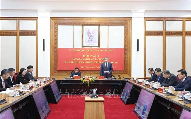 Tổng Bí thư Tô Lâm dự Hội nghị bàn giao nhiệm vụ công tác của Chánh Văn phòng Trung ương Đảng Tổng Bí thư Tô Lâm dự Hội nghị bàn giao nhiệm vụ công tác của Chánh Văn phòng Trung ương Đảng