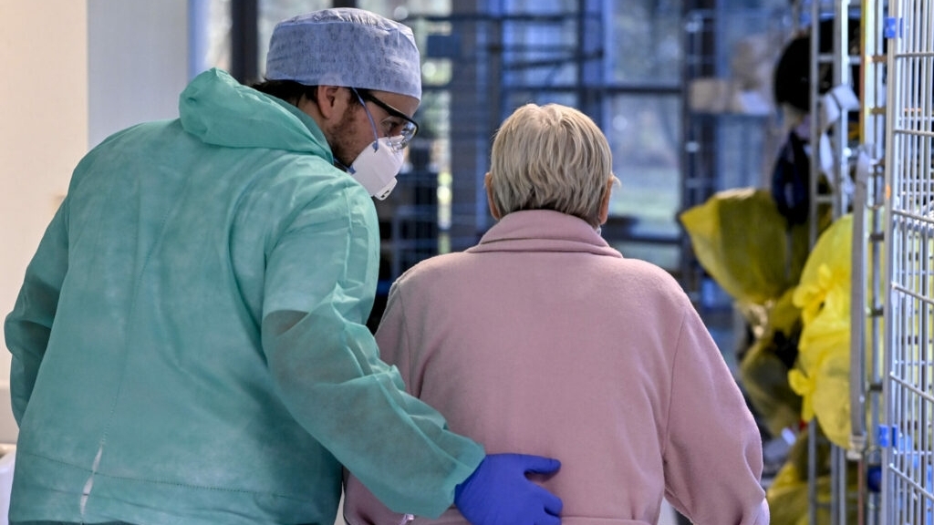 virus gay benh cum nguy hiem hon bi roi vao tinh trang bao dong voi dai dich toi te nhat ke tu thoi covid 19