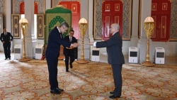 Đại sứ Nguyễn Minh Vũ trình Quốc thư lên Quốc vương Campuchia Norodom Sihamoni