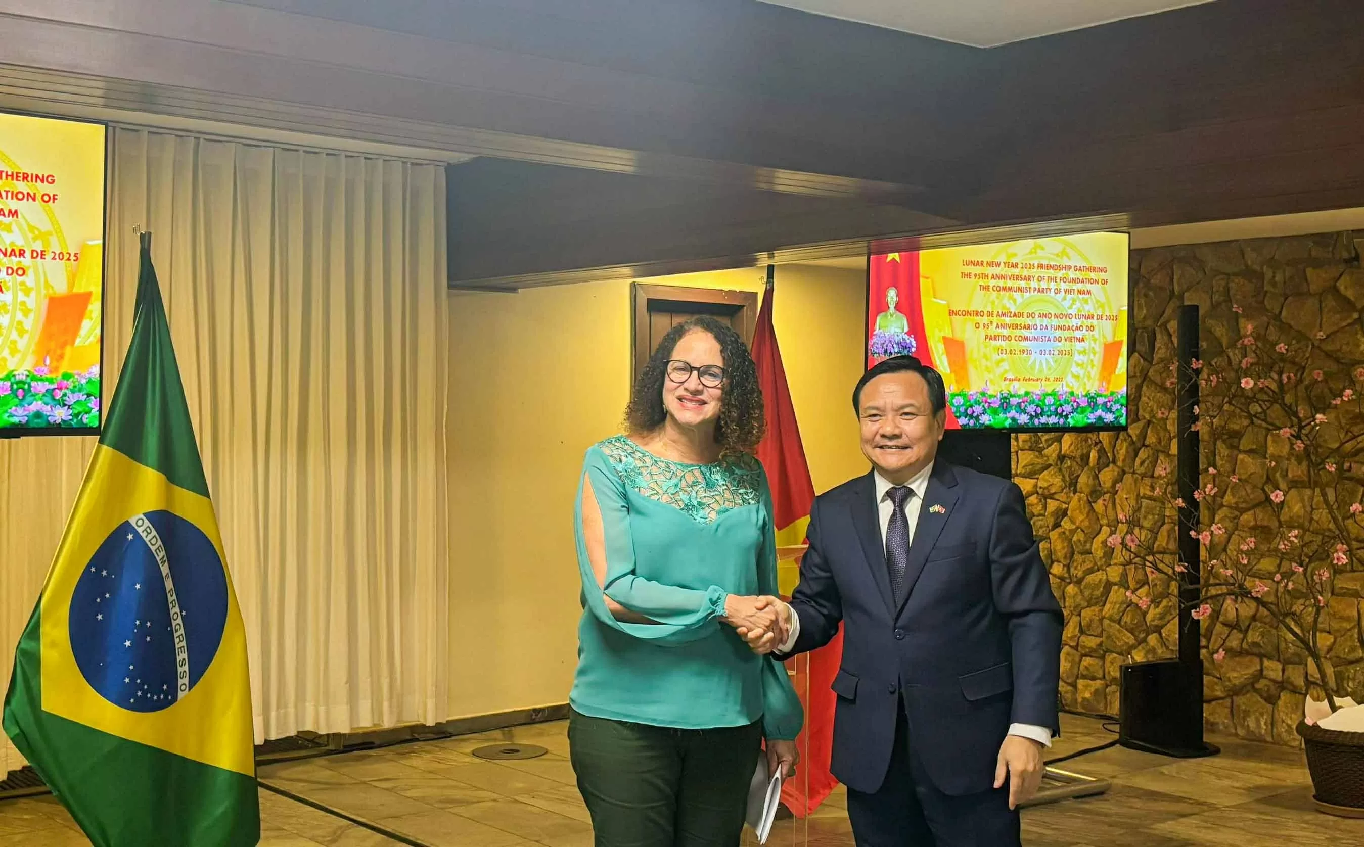 Gặp gỡ hữu đầu Xuân và kỷ niệm 95 năm thành lập Đảng Cộng sản Việt Nam tại Đại sứ quán Việt Nam tại Brazil Gặp gỡ hữu nghị đầu Xuân và kỷ niệm 95 năm thành lập Đảng Cộng sản Việt Nam tại Brazil