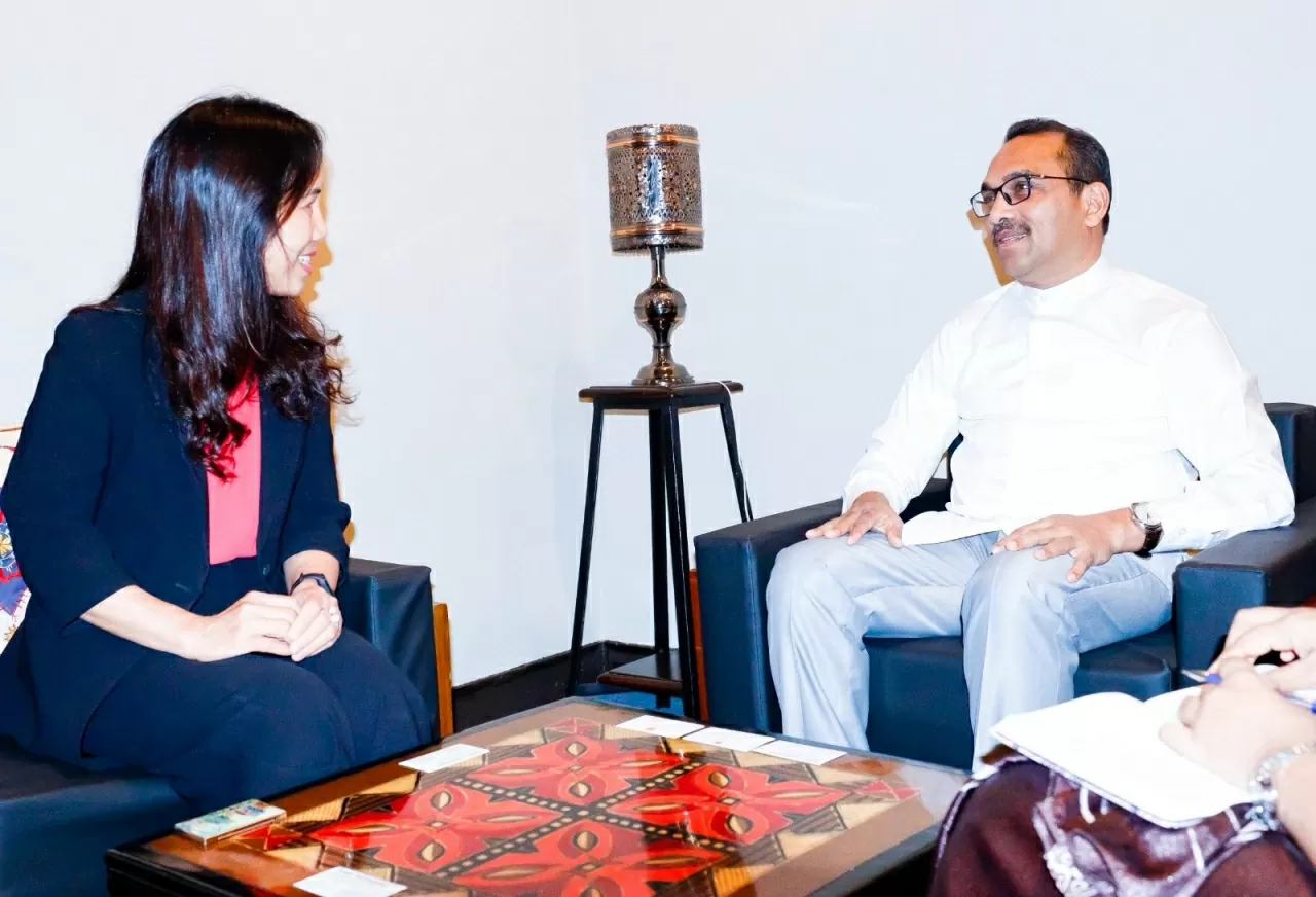 Đại sứ Trịnh Thị Tâm và Bộ trưởng Bimal Rathnaya trao đổi tại buổi gặp mặt Đại sứ Trịnh Thị Tâm và Bộ trưởng Bimal Rathnaya trao đổi tại buổi gặp mặt