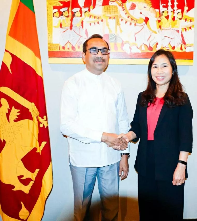 Đại sứ Trịnh Thị Tâm và Bộ trưởng Bimal Rathnayake tại buổi gặp