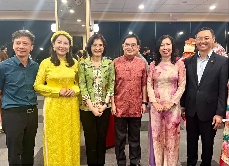 Thứ trưởng Ngoại giao gặp gỡ kiều bào là chuyên gia, trí thức, học giả người Việt Nam tại Singapore