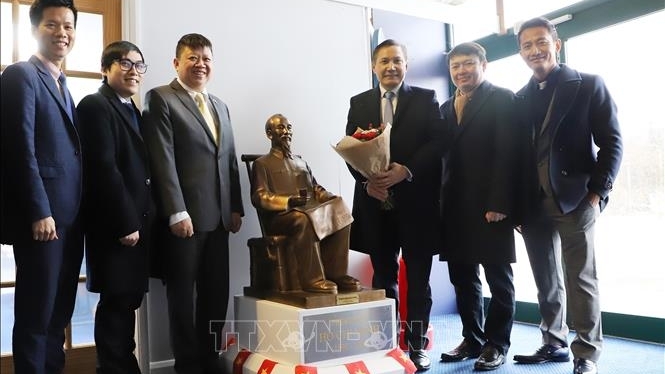 Tôn tạo khu vực trưng bày tượng Bác Hồ tại Bảo tàng Newhaven, Anh