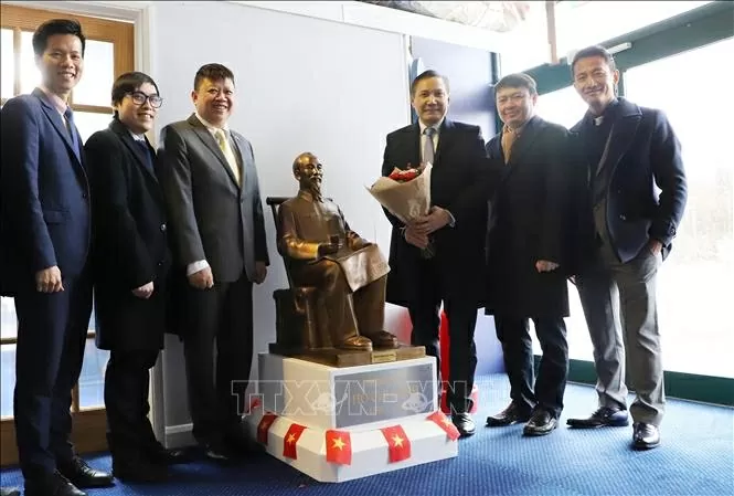 Đoàn công tác Đại sứ quán Việt Nam tại Anh chụp ảnh lưu niệm nhân chuyến thăm làm việc tại Bảo tàng Newhaven. Ảnh: Hữu Tiến/PV TTXVN tại Anh