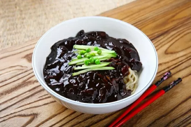 Những người độc thân Hàn Quốc thường ăn jajangmyeon vào ngày Valentine Đen 14/4. (Ảnh: Getty Images/iStockphoto) Những người độc thân Hàn Quốc thường ăn jajangmyeon vào ngày Valentine Đen 14/4. (Ảnh: Getty Images/iStockphoto)