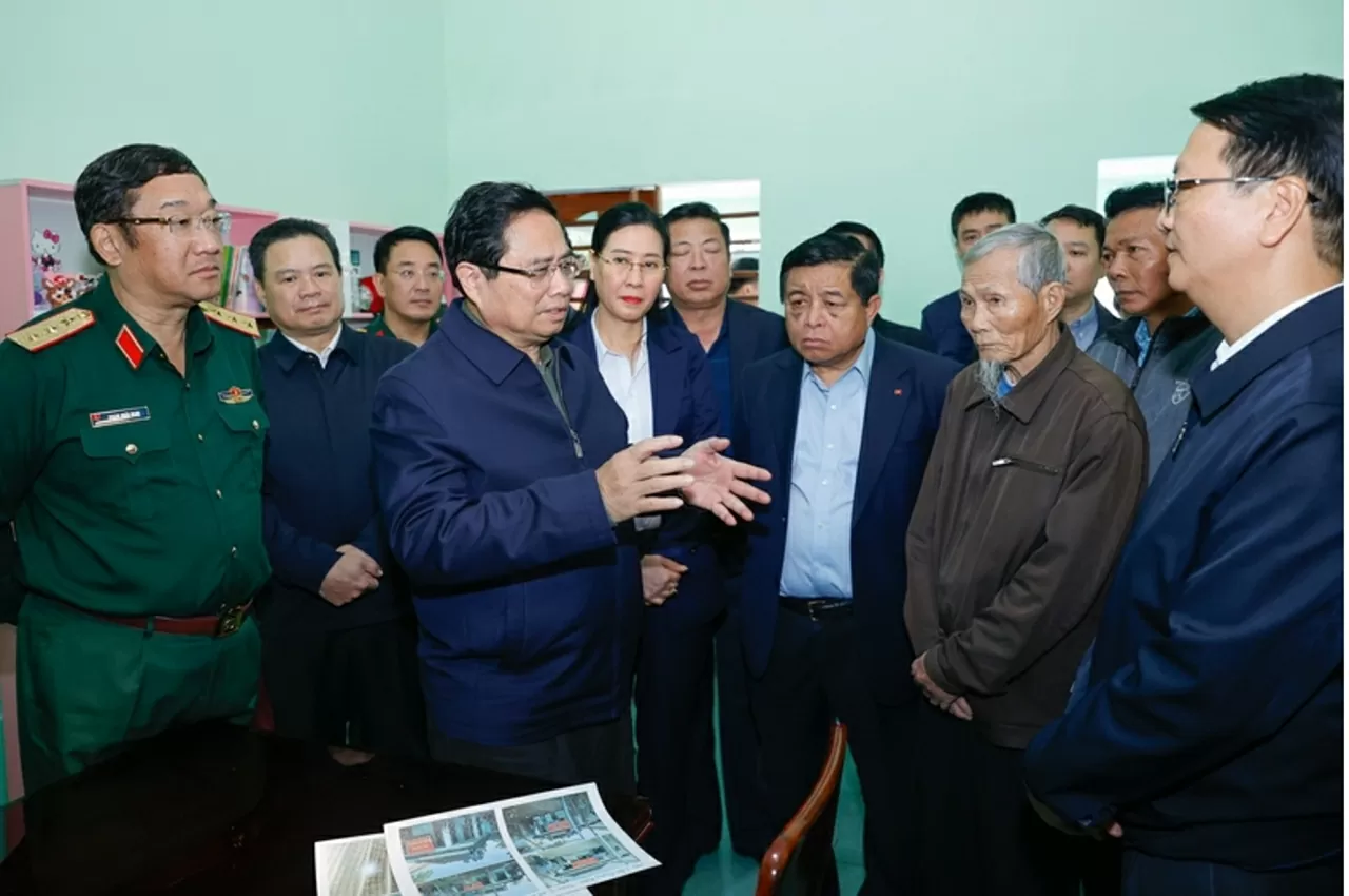 Thủ tướng chúc mừng gia đình ông Trần Trung Kiên đã hoàn thành sửa chữa để có căn nhà ở khang trang, sạch đẹp, giúp gia đình yên tâm sinh sống, làm việc - Ảnh: VGP/Nhật Bắc