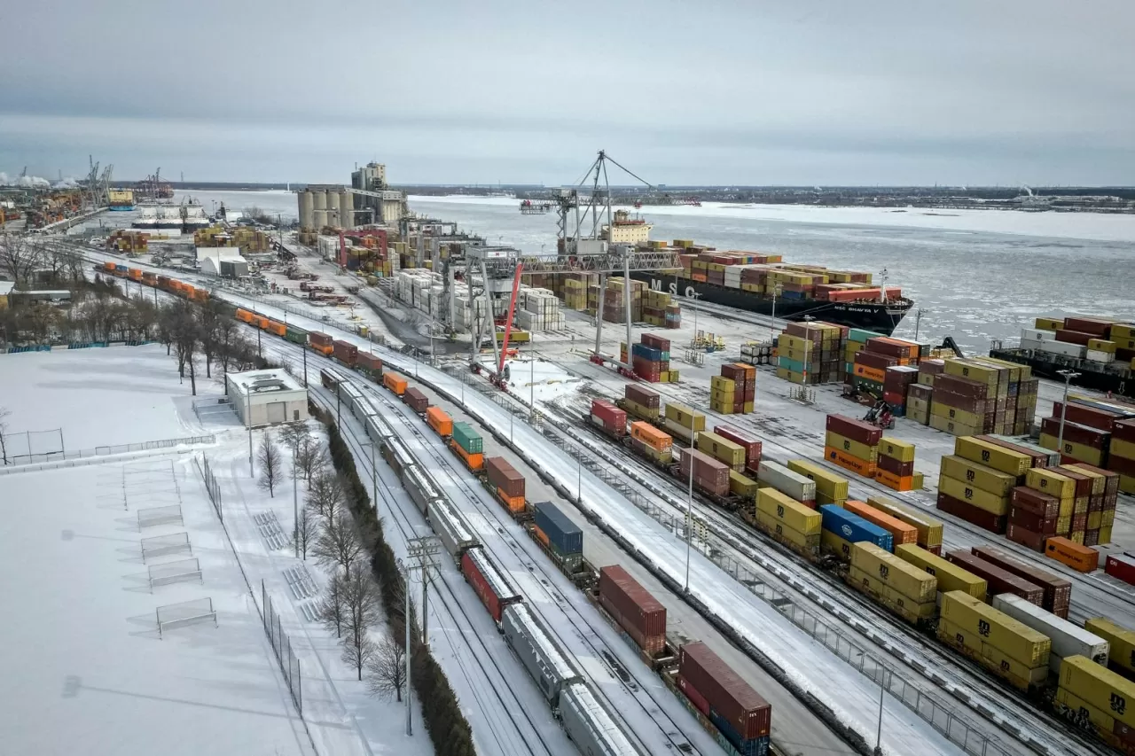 Các container tại cảng Montreal, Canada, ngày 2/2. Một ngày trước đó, Tổng thống Mỹ Donald Trump công bố mức thuế quan mới bất thường đối với Canada, Trung Quốc và Mexico, điều mà ông đã nhiều lần đề cập trong vài tháng qua. Nhưng chỉ vài giờ trước khi mứ