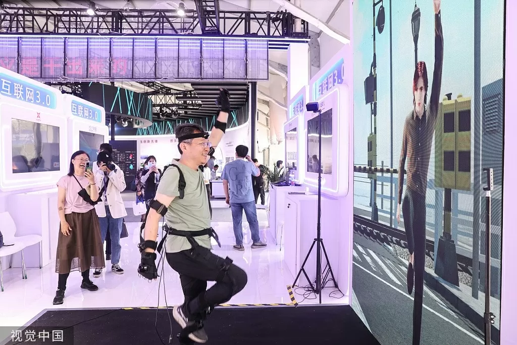 Tính đến cuối năm 2024, Thượng Hải đã hoàn thành việc đăng ký 60 mô hình dịch vụ AI quy mô lớn, đứng thứ 2 ở Trung Quốc. (Nguồn: China Daily)