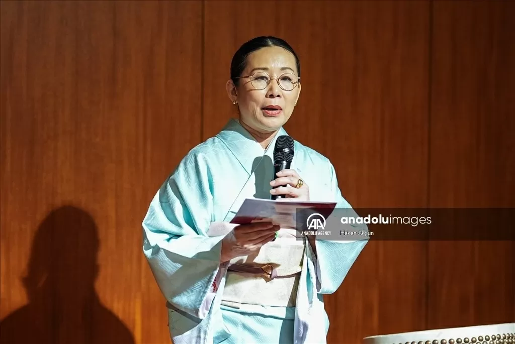 Tiến sĩ Sumiyo Okumura, nhà sử học nghệ thuật Hồi giáo và Thổ Nhĩ Kỳ phát biểu tại chương trình Trình diễn thời trang Thổ Nhĩ Kỳ-Nhật Bản nhân kỷ niệm 100 năm thiết lập quan hệ ngoại giao. (Nguồn: Anadolu) Tiến sĩ Sumiyo Okumura, nhà sử học nghệ thuật Hồi giáo và Thổ Nhĩ Kỳ phát biểu tại chương trình Trình diễn thời trang Thổ Nhĩ Kỳ-Nhật Bản nhân kỷ niệm 100 năm thiết lập quan hệ ngoại giao. (Nguồn: Anadolu)
