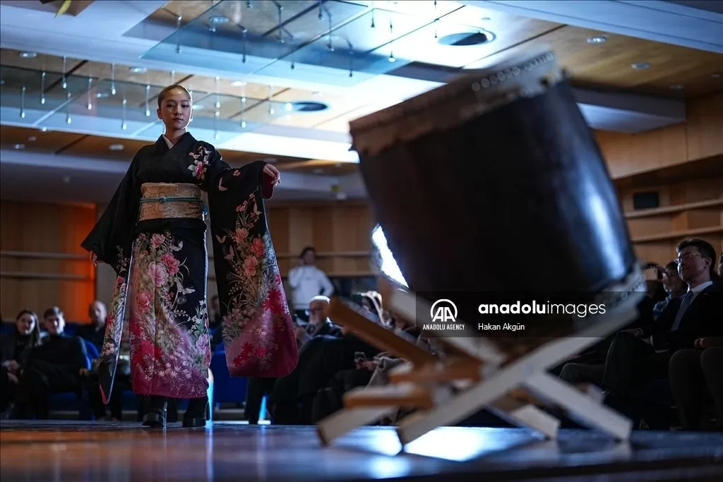 Trình diễn thời trang Thổ Nhĩ Kỳ-Nhật Bản nhân kỷ niệm 100 năm thiết lập quan hệ ngoại giao. (Nguồn: Anadolu) Trình diễn thời trang Thổ Nhĩ Kỳ-Nhật Bản nhân kỷ niệm 100 năm thiết lập quan hệ ngoại giao. (Nguồn: Anadolu)