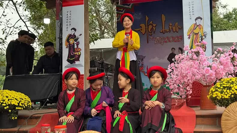 Các tiết mục quan họ. (Nguồn: Nhân dân) Các tiết mục quan họ. (Nguồn: Nhân dân)