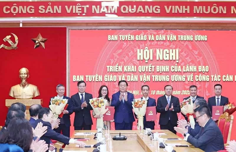 Ban Tuyên giáo và Dân vận Trung ương triển khai các quyết định về công tác cán bộ Ban Tuyên giáo và Dân vận Trung ương triển khai các quyết định về công tác cán bộ