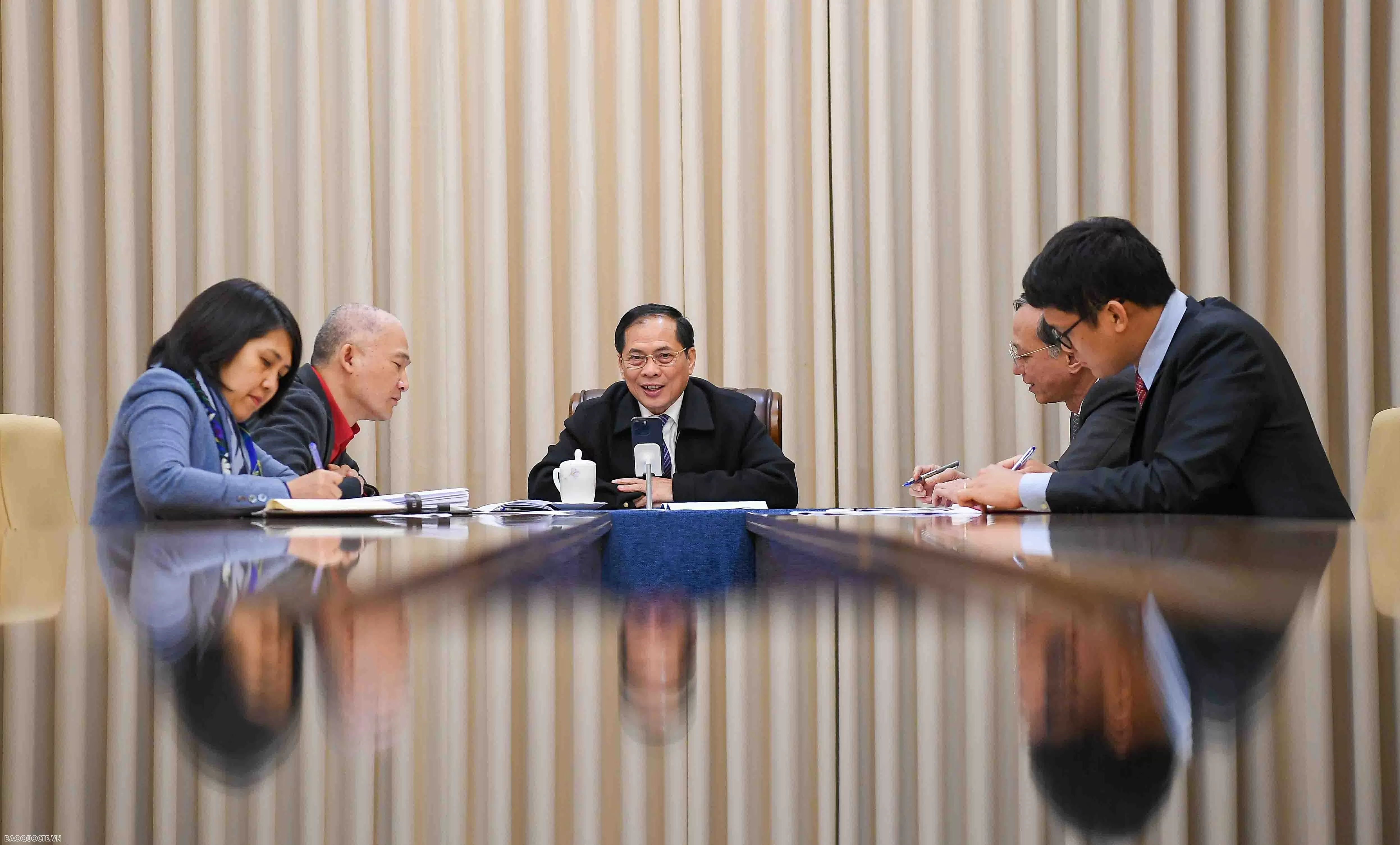 Phó Thủ tướng, Bộ trưởng Ngoại giao Bùi Thanh Sơn đã điện đàm với Bộ trưởng Ngoại giao Indonesia Sugion.