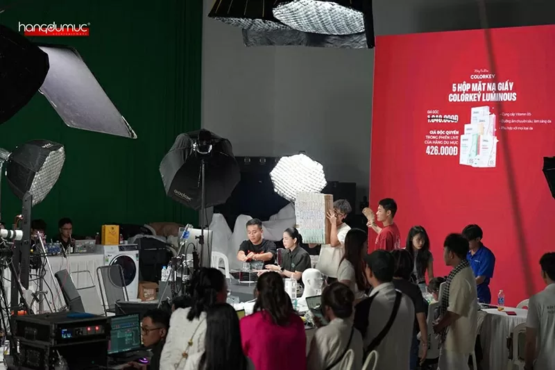 Phiên live của Hằng Du Mục thành công nhờ điều gì?