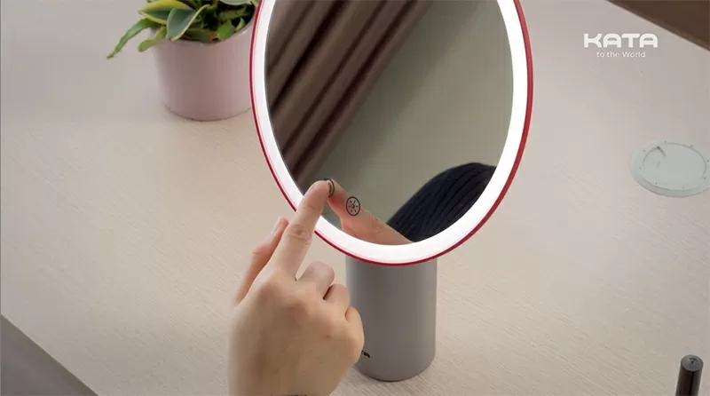 Thao tác điều khiển 1 chạm thông minh của gương KATA Miro O2. Thao tác điều khiển 1 chạm thông minh của gương KATA Miro O2.