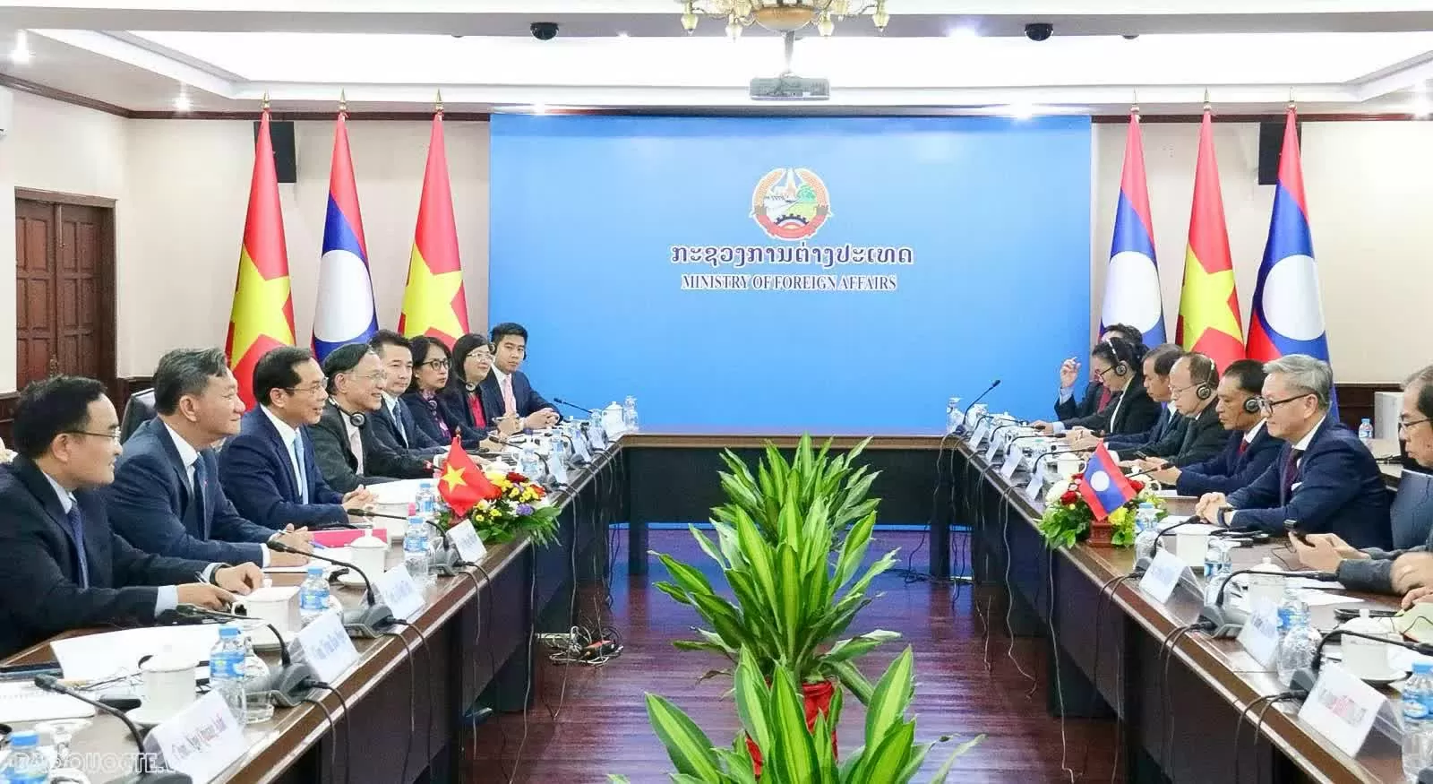 Khí thế và niềm tin của nghĩa tình Việt Nam-Lào