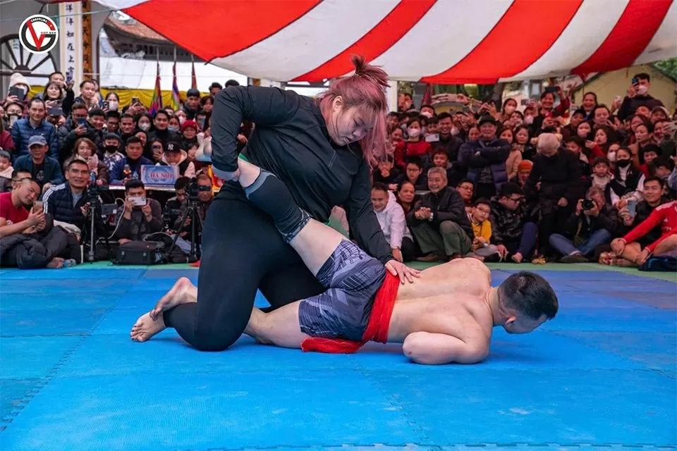 Cách đây ít ngày, Nguyễn Thị Thanh Trúc gây chú ý khi có màn so tài với võ sĩ jujitsu số 1 Việt Nam Đào Hồng Sơn tại giải vật hội làng Triều Khúc, Thanh Trì, Hà Nội. Khán giả rất thích thú khi chứng kiến cô gái nặng 128 kg thi đấu áp đảo và giành chiến thắng trước võ sĩ có biệt danh Vẻ đẹp dễ thương của nữ võ sĩ jujitsu Nguyễn Thị Thanh Trúc