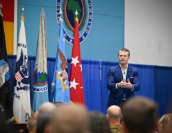 Lần đầu thăm châu Âu, Bộ trưởng Quốc phòng Mỹ Pete Hegsetg ra yêu cầu cấp bách, tuyên bố chắc chắn không gửi quân đến Ukraine