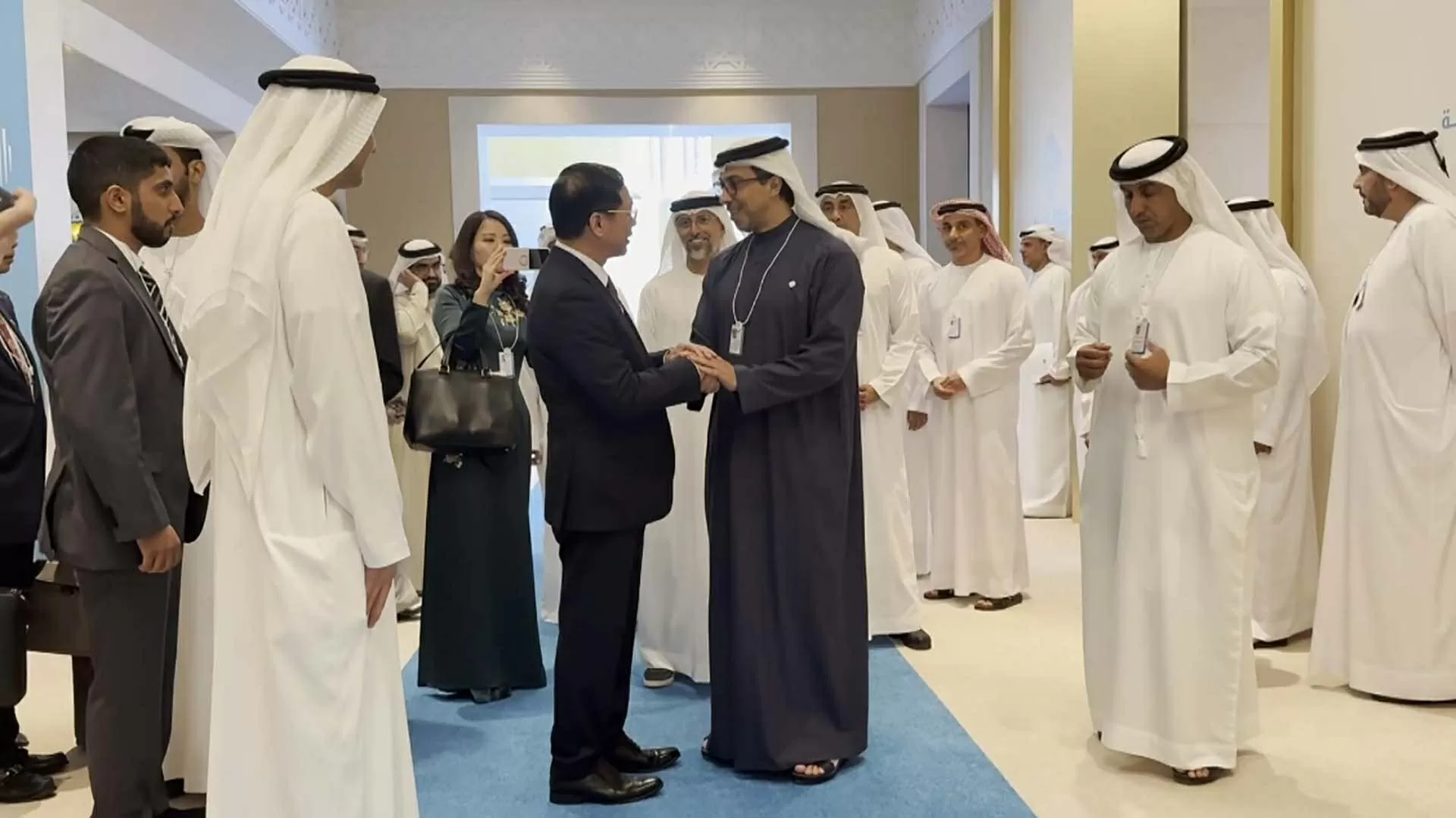 Phó Thủ tướng Bùi Thanh Sơn gặp Phó Tổng thống UAE Mansour bin Zayed Al Nahyan. (Ảnh chụp màn hình)