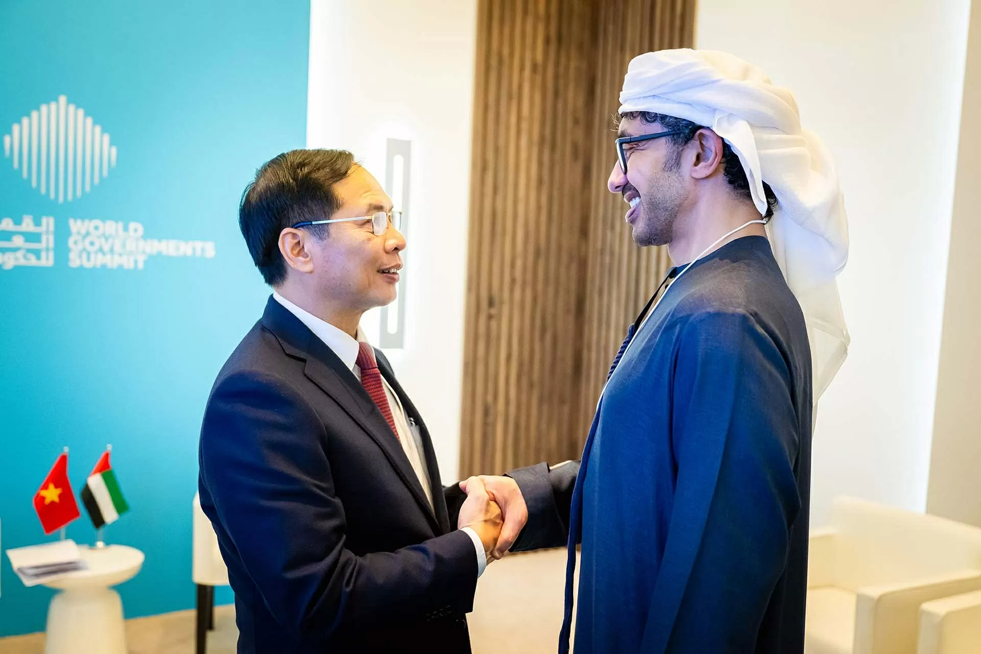 Phó Thủ tướng Bùi Thanh Sơn gặp Phó Thủ tướng kiêm Bộ trưởng Ngoại giao UAE Abdullah Bin Zayed Al Nahyan. (Nguồn: VGP) Phó Thủ tướng Bùi Thanh Sơn gặp Phó Thủ tướng kiêm Bộ trưởng Ngoại giao UAE Abdullah Bin Zayed Al Nahyan. (Nguồn: VGP)