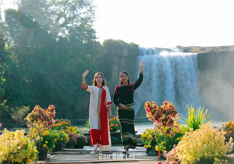 Hoa hậu hoàn vũ H’Hen Niê và Hoa hậu đại sứ Du lịch Việt Nam Đinh Thị Hoa giới thiệu những điểm đến hấp dẫn tại Buôn Ma Thuột, quảng bá văn hóa, con người và tiềm năng phát triển của tỉnh Đắk Lắk đến bạn bè trong nước và quốc tế. (Nguồn hình: Báo Đắk Lắk) Hoa hậu hoàn vũ H’Hen Niê và Hoa hậu đại sứ Du lịch Việt Nam Đinh Thị Hoa giới thiệu những điểm đến hấp dẫn tại Buôn Ma Thuột, quảng bá văn hóa, con người và tiềm năng phát triển của tỉnh Đắk Lắk đến bạn bè trong nước và quốc tế. (Nguồn hình: Báo Đắk Lắk)