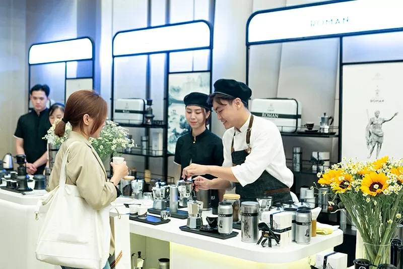 Trung Nguyên Legend mang đến những thức uống cà phê tuyệt hảo mang hương vị cà phê Robusta Buôn Ma Thuột phục vụ đông đảo khách mời, đại biểu tại Họp báo Lễ hội cà phê Buôn Ma Thuột. Trung Nguyên Legend mang đến những thức uống cà phê tuyệt hảo mang hương vị cà phê Robusta Buôn Ma Thuột phục vụ đông đảo khách mời, đại biểu tại Họp báo Lễ hội cà phê Buôn Ma Thuột.