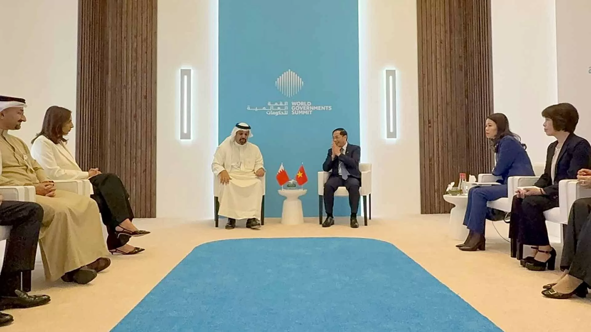 Phó Thủ tướng Bùi Thanh Sơn gặp Bộ trưởng Tài chính và kinh tế quốc gia Bahrain Shaikh Salman bin Khalifa Al Khalifa. Phó Thủ tướng Bùi Thanh Sơn gặp Bộ trưởng Tài chính và kinh tế quốc gia Bahrain Shaikh Salman bin Khalifa Al Khalifa.