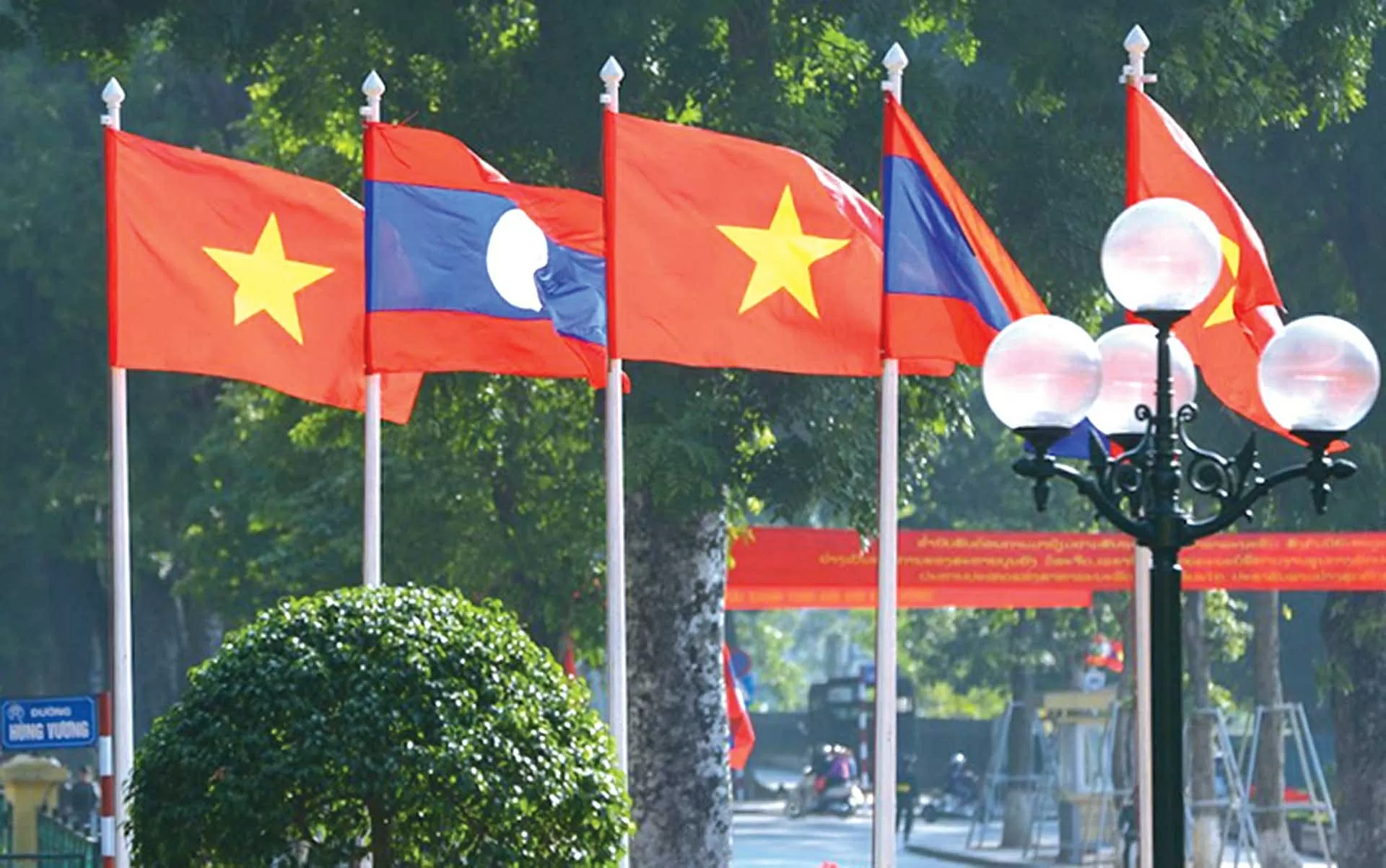 Khí thế và niềm tin của nghĩa tình Việt Nam-Lào