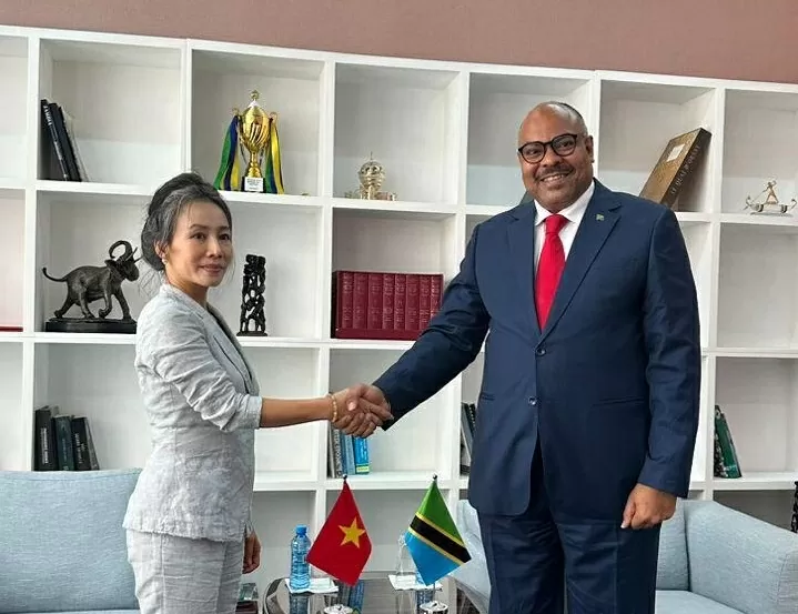 Đại sứ Vũ Thanh Huyền chào xã giao Bộ trưởng Ngoại giao và Hợp tác Đông Phi Tanzania Mahmoud Thabit Kombo. Đại sứ Vũ Thanh Huyền chào xã giao Bộ trưởng Ngoại giao và Hợp tác Đông Phi Tanzania Mahmoud Thabit Kombo.