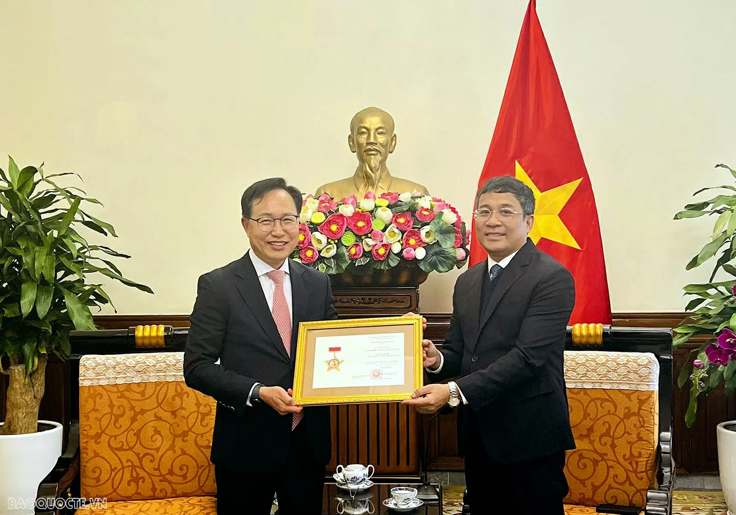 Thứ trưởng Thường trực Nguyễn Minh Vũ đã tiếp và trao tặng Kỷ niệm chương cho Tổng Giám đốc Tổ hợp Samsung Việt Nam Trao tặng Kỷ niệm chương cho Tổng giám đốc Samsung Việt Nam