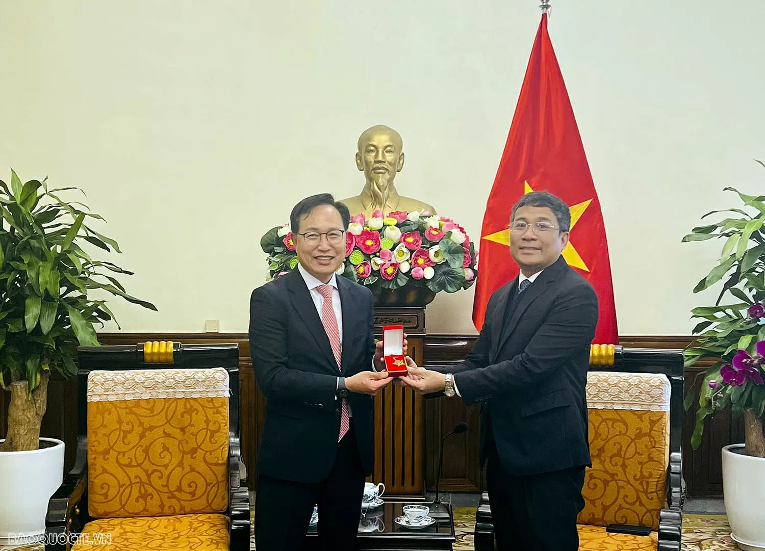 Thứ trưởng Thường trực Nguyễn Minh Vũ đã tiếp và trao tặng Kỷ niệm chương cho Tổng Giám đốc Tổ hợp Samsung Việt Nam Trao tặng Kỷ niệm chương cho Tổng giám đốc Samsung Việt Nam